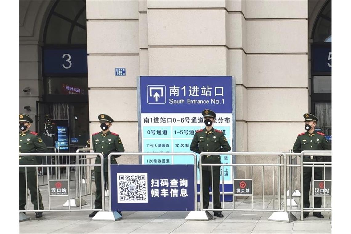 Gesperrter Bahnhof in Wuhan: Die chinesische Millionenmetropole steht praktisch unter Quarantäne. Foto: -/Thepaper/AP/dpa