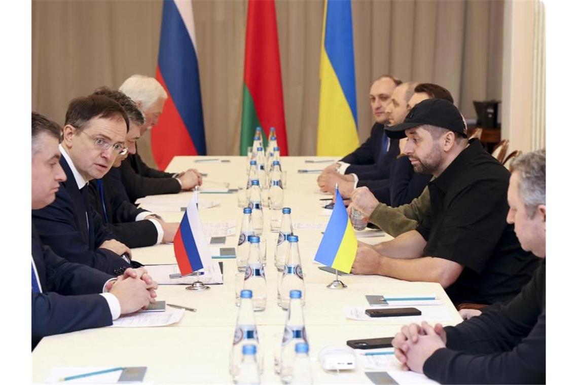 Friedensgespräche ohne Durchbruch zu Ende gegangen Gespräche zwischen einer ukrainischen und einer russischen Delegation. Foto: Sergei Kholodilin/BelTA/AP/dpa