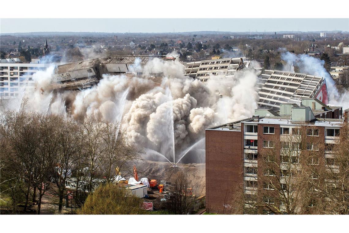 Duisburg sprengt weiteren "Weißen Riesen" Gesprengt wurde wie schon 2019 nach der "Kipp-Kollaps-Faltung". Dabei wird zeitversetzt zweimal gesprengt, so dass das Gebäude erst kippt und dann kollabiert. (Archivbild)