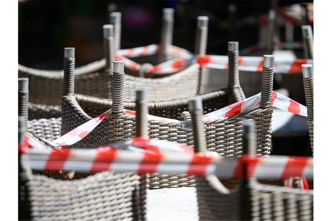 Umsatz des Südwest-Gastgewerbes bricht stark ein Gestapelte Stühle eines Restaurants sind mit Absperrband umgeben. Foto: Sebastian Gollnow/dpa/Symbolbild/Archiv