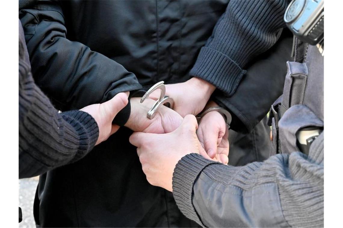 Gestellte Szene einer Festnahme durch Polizisten. Foto: Carsten Rehder/dpa/Illustration