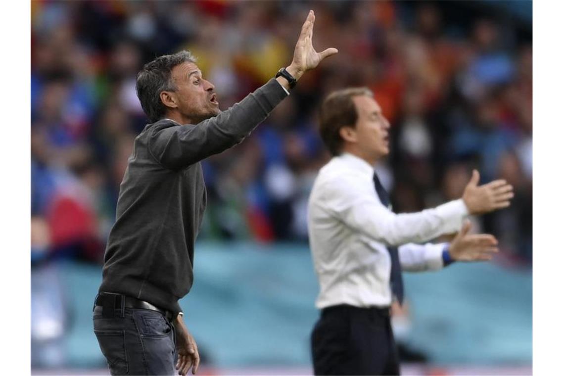 Gestenreich: Spanien-Coach Luis Enrique (vorne) und sein italienischer Kollege Roberto Mancini. Foto: Laurence Griffiths/Pool Getty/AP/dpa