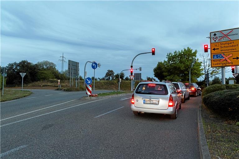 Gestern Abend wurde die geänderte Verkehrsführung eingerichtet – allerdings hielten sich zu Beginn längst nicht alle Fahrer an die Beschilderung. Foto: Jörg Fiedler