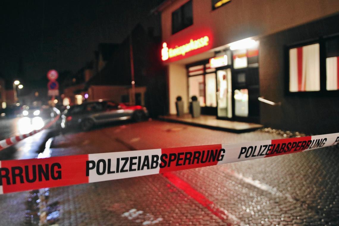Überfall auf Bankfiliale in Haubersbronn Gestern Abend zwang ein Bankräuber eine Angestellte, ihm den Zugang zum Tresorraum der Filiale eines Geldinstituts zu ermöglichen. Er raubte mehrere Tausend Euro. Foto: 7aktuell/K. Lermer