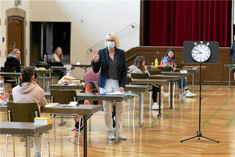 Gestern fand das Abitur im Fach Deutsch statt. Die Schülerinnen und Schüler vom Max-Born-Gymnasium legten die Prüfung in der Backnanger Stadthalle ab. Foto: A. Becher