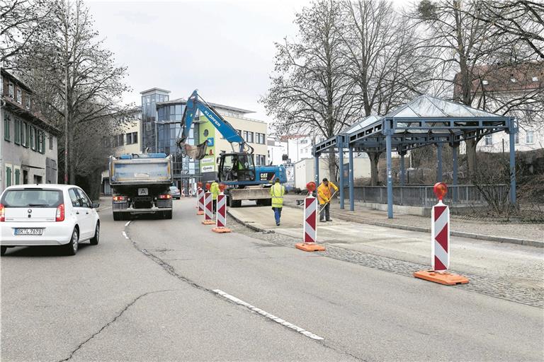 Gestern floss der Verkehr trotz der ersten, vorbereitenden Bauarbeiten noch zweispurig in der Blumenstraße. Aber ab heute steht dem Verkehr in einer der wichtigsten Ausfallstraßen Backnangs nur noch die rechte Fahrbahn zur Verfügung. Foto: J. Fiedler