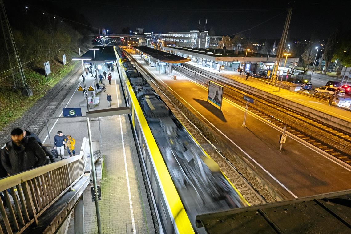 Gestern gab es am frühen Abend am Bahnhof Backnang die Durchsage, dass ein Zug wegen einer kurzfristigen Erkrankung des Zugpersonals entfällt. Forderungen nach mehr Pünktlichkeit der Züge im Zusammenhang mit dem Start des Winterfahrplans an diesem Wochenende verwundern angesichts solcher Vorfälle nicht. Foto: Alexander Becher