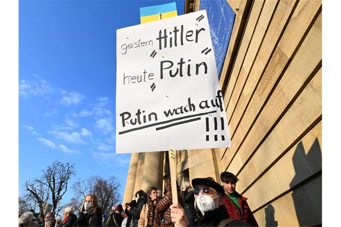 Erneut große Proteste gegen Ukraine-Krieg „Gestern Hitler heute Putin. Putin wach auf“, steht auf einem Plakat bei einer Demonstration in Stuttgart. Foto: Bernd Weißbrod/dpa