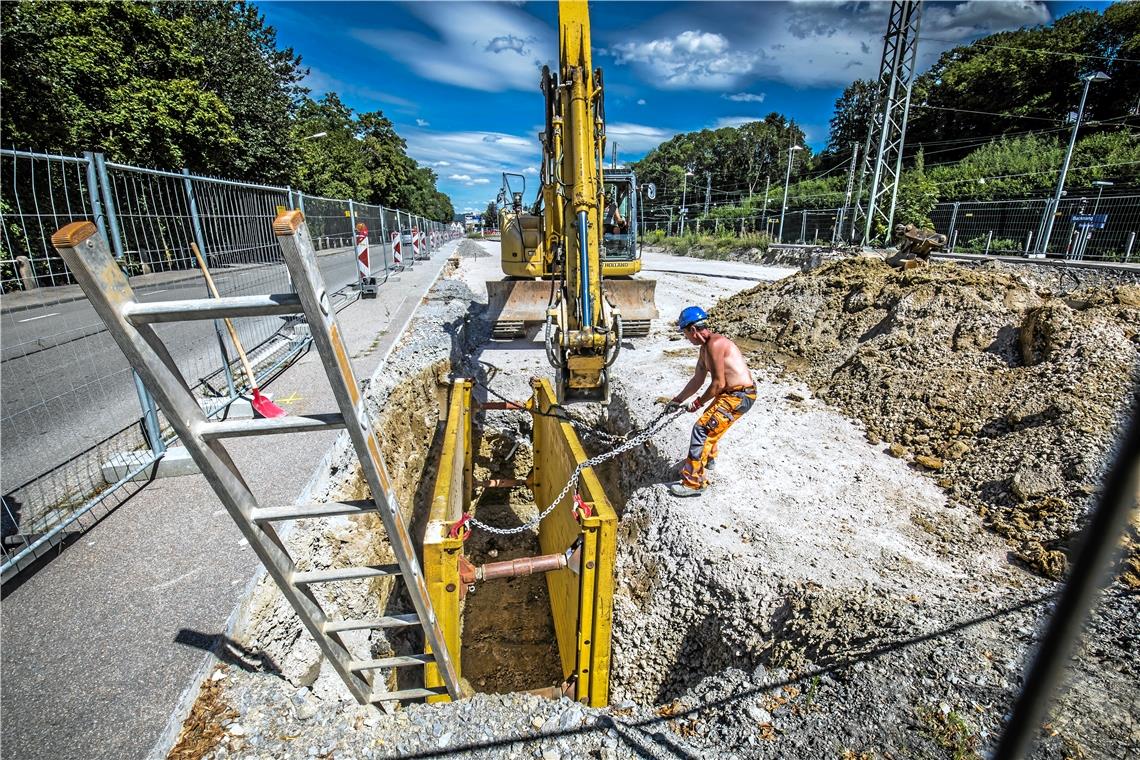 Gestern ist  mit den Arbeiten auf dem Platz des einstigen Güterschuppens in Backnang begonnen worden. Foto: A. Becher