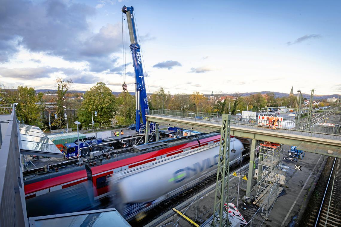 Die Uhr für den Brückenabriss am Backnanger Bahnhof tickt Gestern Nachmittag sind noch Züge unter der neuen (links) und alten Brücke (rechts) hindurchgefahren. Der Kran steht schon bereit, um die Brückenteile auszuheben. Foto: Alexander Becher