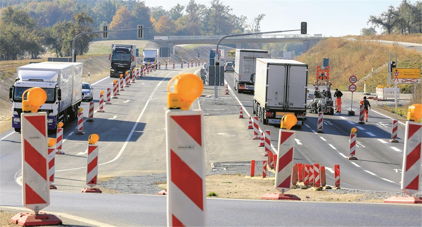 Verkehrsfreigabe zieht sich in die Länge Gestern rollte der Verkehr in Richtung Süden auf der linken Fahrspur, damit auf der Neubaustrecke die restlichen Fahrbahnmarkierungen aufgebracht werden konnten. Der Verkehr soll laut Plan heute wieder zurückverlegt werden. Foto: A. Becher