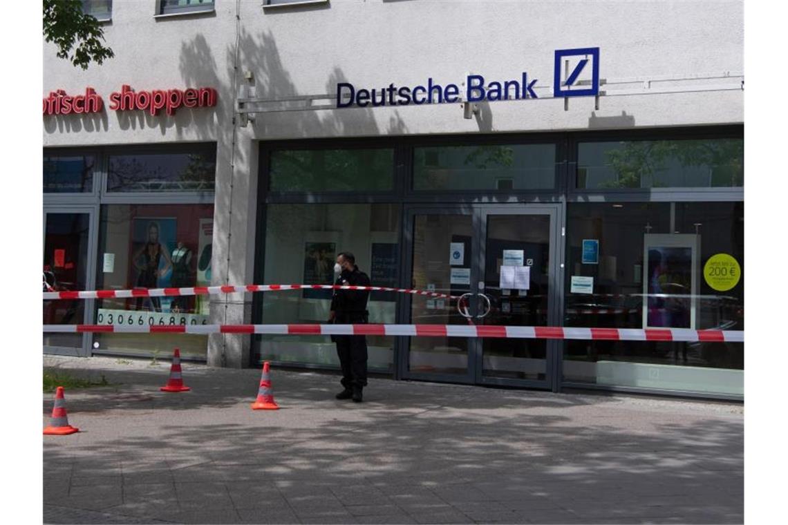 Zwei Brüder sollen Berliner Geldboten überfallen haben Gestern versuchten zwei Täter eine Bank in Berlin zu überfallen. Beute machten sie dabei keine. Foto: Paul Zinken/dpa-Zentralbild/dpa