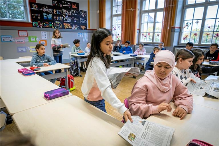 Gestern verteilten zwei Schülerinnen erstmals die druckfrische Ausgabe der Backnanger Kreiszeitung an ihre Mitschülerinnen und Mitschüler der Klasse 4a in der Schillerschule Backnang. Vier Wochen lang gibt es jetzt jeden Tag die BKZ für jeden Schüler. Foto: Alexander Becher