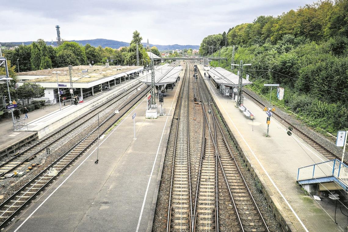 Gestern Vormittag fuhr von Backnang aus keine S3 in Richtung Winnenden. Die Bahnsteige waren verwaist. Fahrgäste mussten bis Winnenden in Busse umsteigen. Fotos: A. Becher