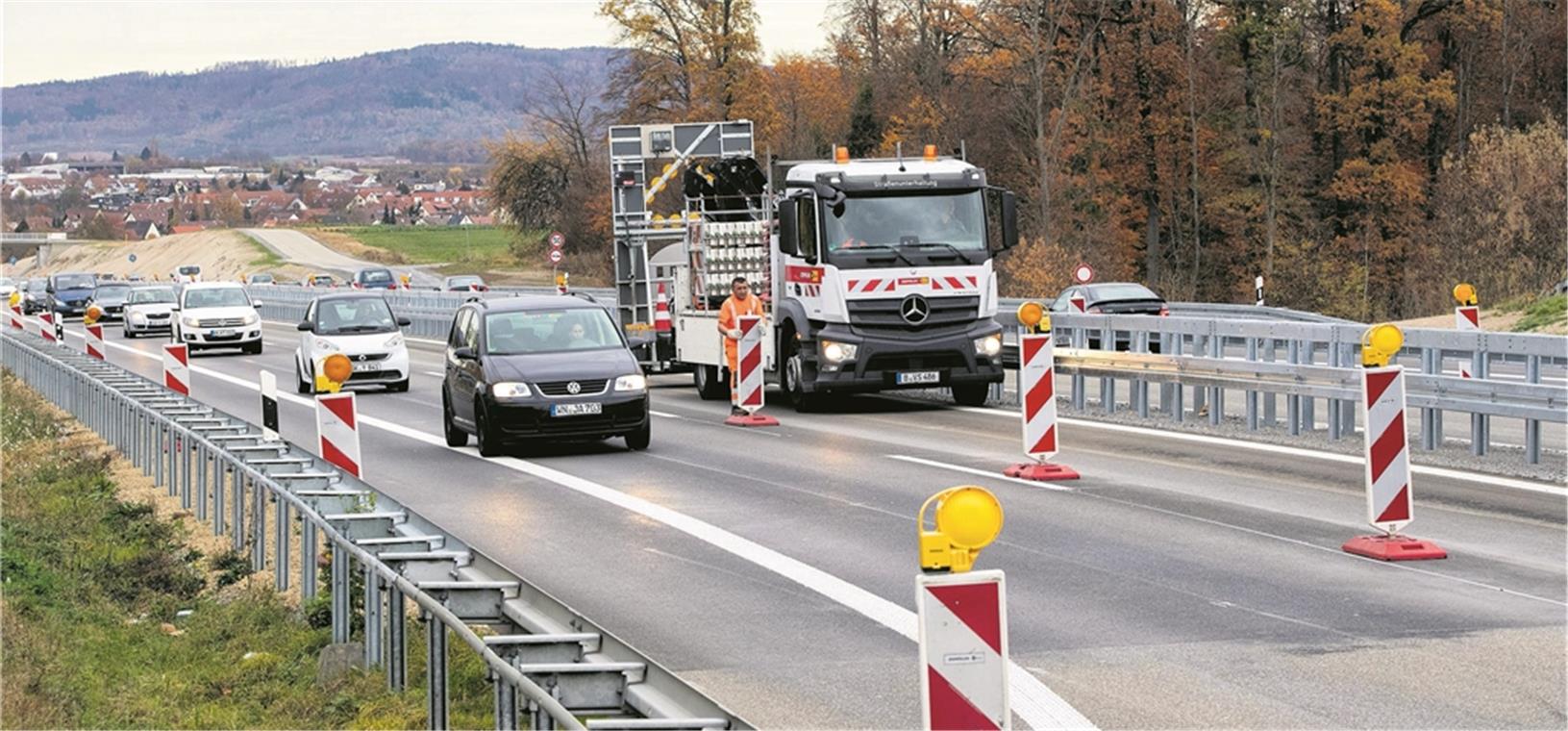 Ein Kilometer mehr vierspurig Gestern wurden die Baken in Fahrtrichtung Stuttgart weggeräumt, heute sind die in Richtung Backnang an der Reihe. Ab Mittwoch soll dann der Verkehr ohne Einschränkung fließen. Foto: J. Fiedler