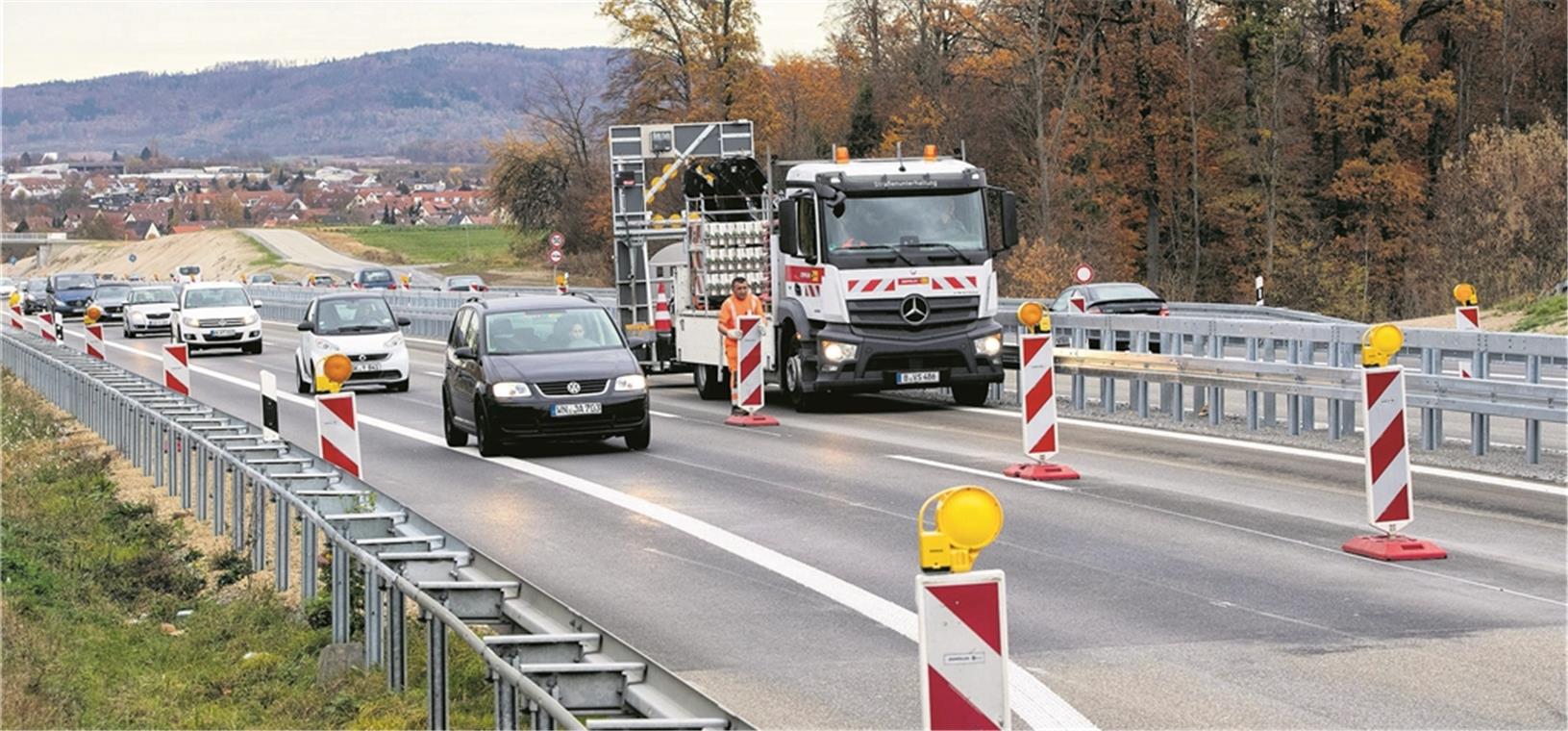 Gestern wurden die Baken in Fahrtrichtung Stuttgart weggeräumt, heute sind die in Richtung Backnang an der Reihe. Ab Mittwoch soll dann der Verkehr ohne Einschränkung fließen. Foto: J. Fiedler