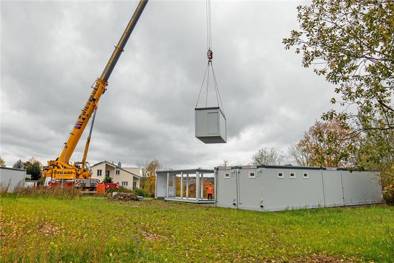 Gestern wurden die Container mit dem Kran in der Hohenheimer Straße eingerichtet, bis zum Montag sollen sie bezugsfertig sein. Foto: A. Becher