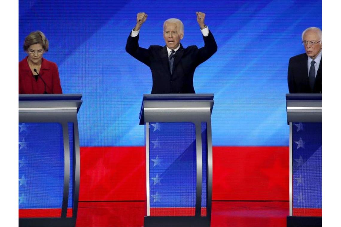 Gestikulierend: Elizabeth Warren (l) und Bernie Sanders (r) hören Joe Biden während der Debatte zu. Foto: Elise Amendola/AP/dpa