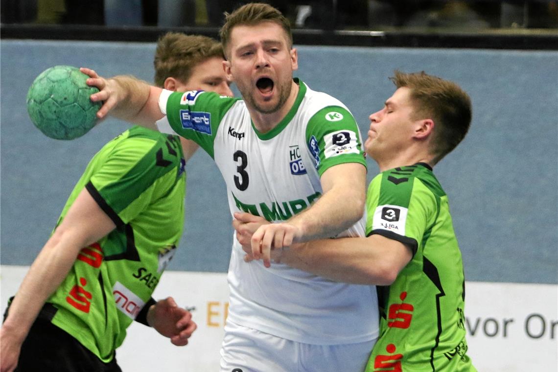 HCOB-Handballer verlieren in Emsdetten, doch die Niederlage macht auch Mut Gestoppt: Daniel Schliedermann (Mitte) und der HC Oppenweiler/Backnang. 25:32 verlor der Rückraumspieler mit den Schwaben beim Favoriten TV Emsdetten, bei dem sein älterer Bruder Marcel mithilft, das große Ziel Aufstieg zu verwirklichen. Foto: Alexander Hornauer