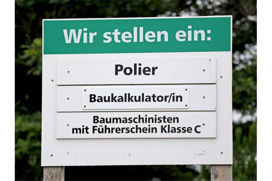 Gesucht: Ein Schild weist auf freie Stellen für Fachkräfte in einer Baufirma hin. Foto: Jan Woitas