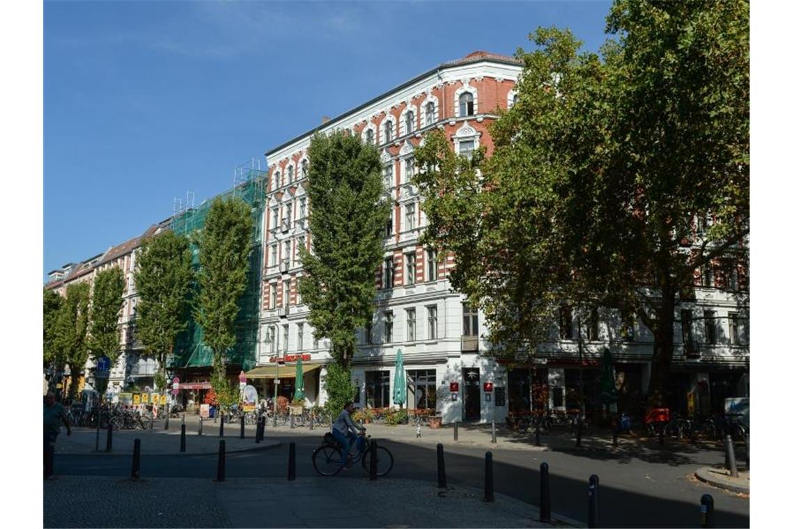 Gesuchtes Altbauviertel für die, die es sich leisten können: Blick auf Wohn- und Geschäftshäuser in der Kollwitzstraße im Berliner Prenzlauer Berg. Foto: Jens Kalaene