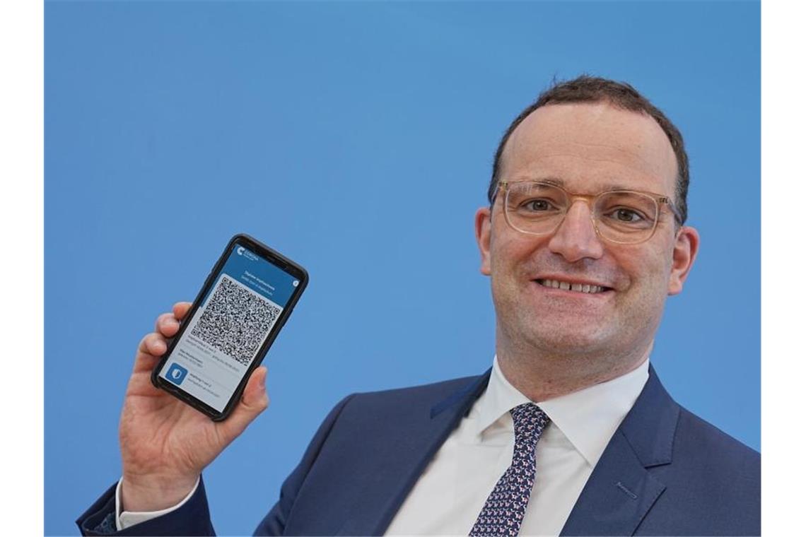 Gesundheitminister Spahn präsentiert in Berlin die App zum digitalen Impfpass. Foto: Michael Kappeler/dpa