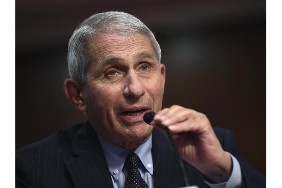 Trump-Berater kritisiert Fauci - Infektionen auf Höchststand Gesundheitsexperte Anthony Fauci äußert sich weiterhin kritisch über die Entwicklung der Pandemie in den USA - und zieht damit seinerseits heftige Kritik auf sich. Foto: Kevin Dietsch/Pool UPI/AP/dpa