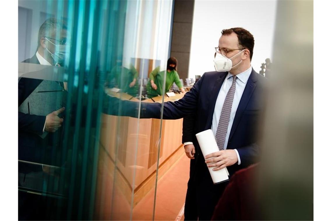 Spahn für „10, 14 Tage mindestens richtiges Runterfahren“ Gesundheitsminister Jens Spahn appelliert an die Bürgerinnen und Bürger, „im Zweifel auch mehr als die staatlichen Regeln“ umzusetzen. Foto: Kay Nietfeld/dpa