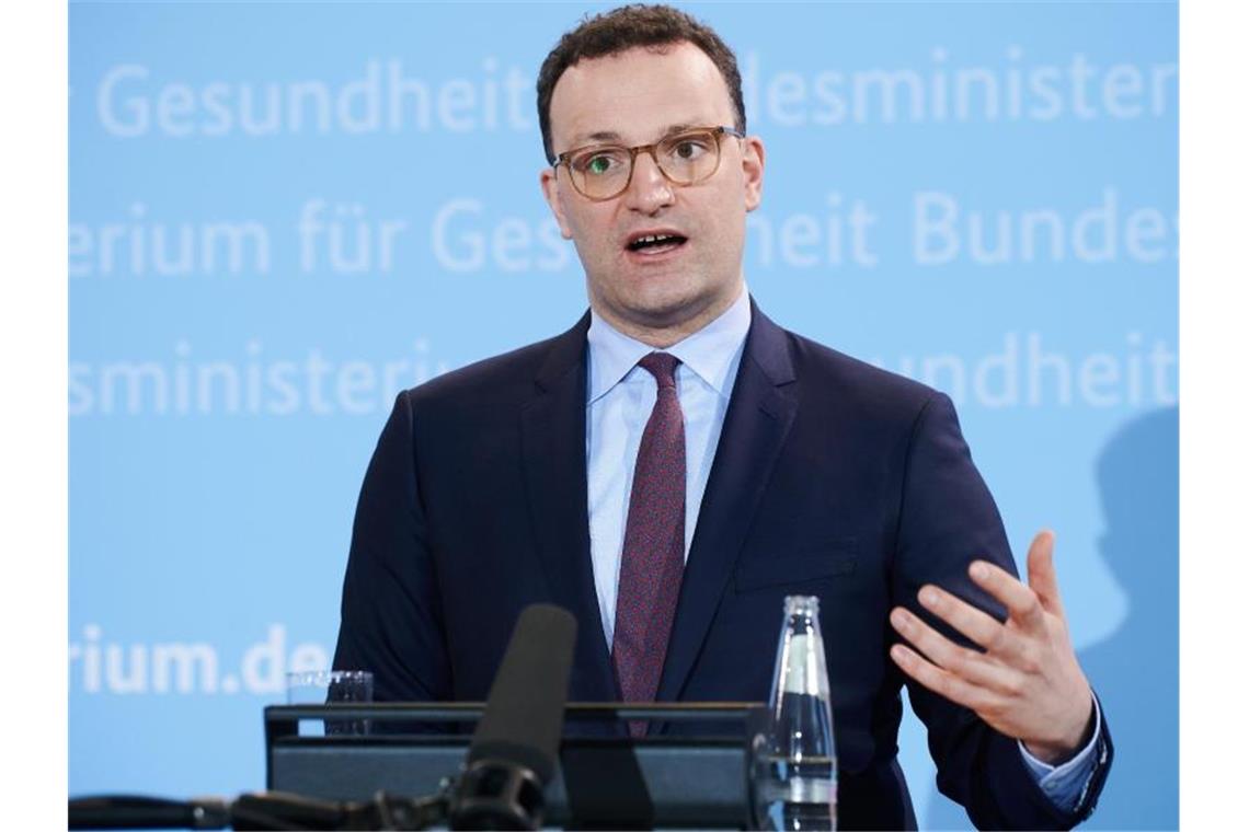 Gesundheitsminister Jens Spahn (CDU) spricht in der Pressekonferenz über die Entscheidung der EMA zum Impfstoff Astrazeneca. Foto: Annette Riedl/dpa