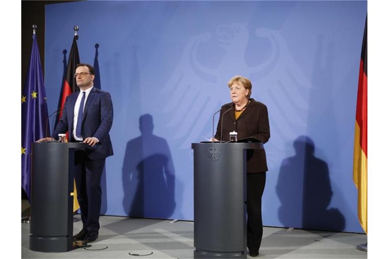 Gesundheitsminister Jens Spahn (CDU) und Bundeskanzlerin Angela Merkel (CDU) geben eine Pressekonferenz über die weitere Verwendung des Impfstoffs von Astrazeneca. Foto: Markus Schreiber/AP POOL/dpa