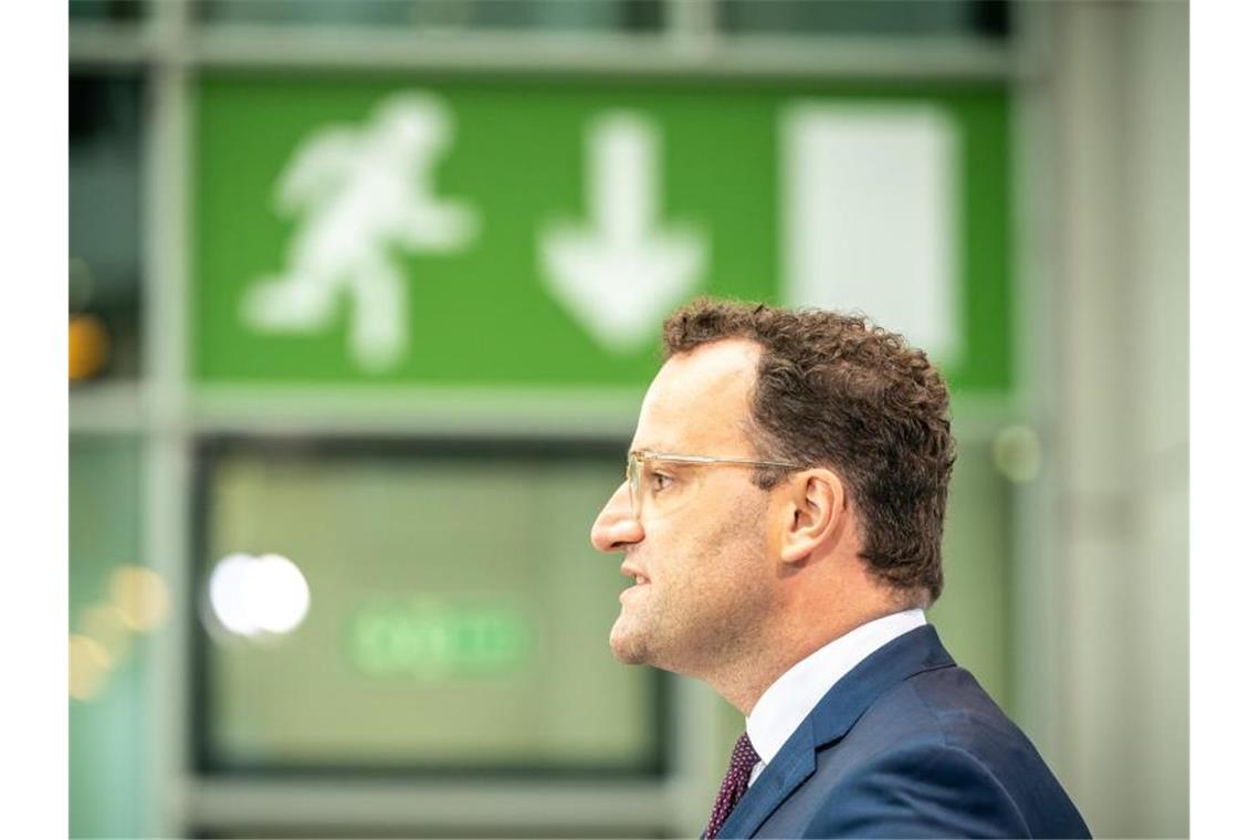 Gesundheitsminister Jens Spahn (CDU) will die Regeln für Reiserückkehrer aus Risikogebieten ändern. Foto: Michael Kappeler/dpa