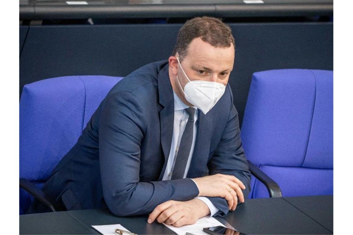 Pandemie-Notlage verlängert - Kritik an Spahn Gesundheitsminister Jens Spahn (CDU) wurde während der Debatte zur Pandemie-Notlage von der Opposition angegriffen. Foto: Michael Kappeler/dpa