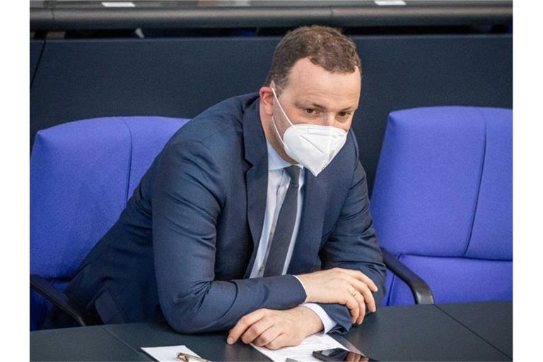 Gesundheitsminister Jens Spahn (CDU) wurde während der Debatte zur Pandemie-Notlage von der Opposition angegriffen. Foto: Michael Kappeler/dpa