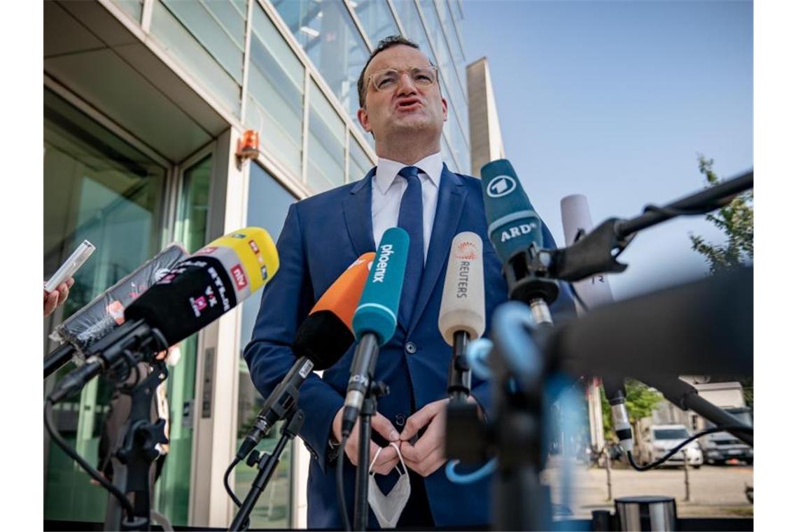 Masken-Streit wird zur Belastung für die große Koalition Gesundheitsminister Jens Spahn im Gespräch mit Medienvertretern in Berlin. Foto: Michael Kappeler/dpa