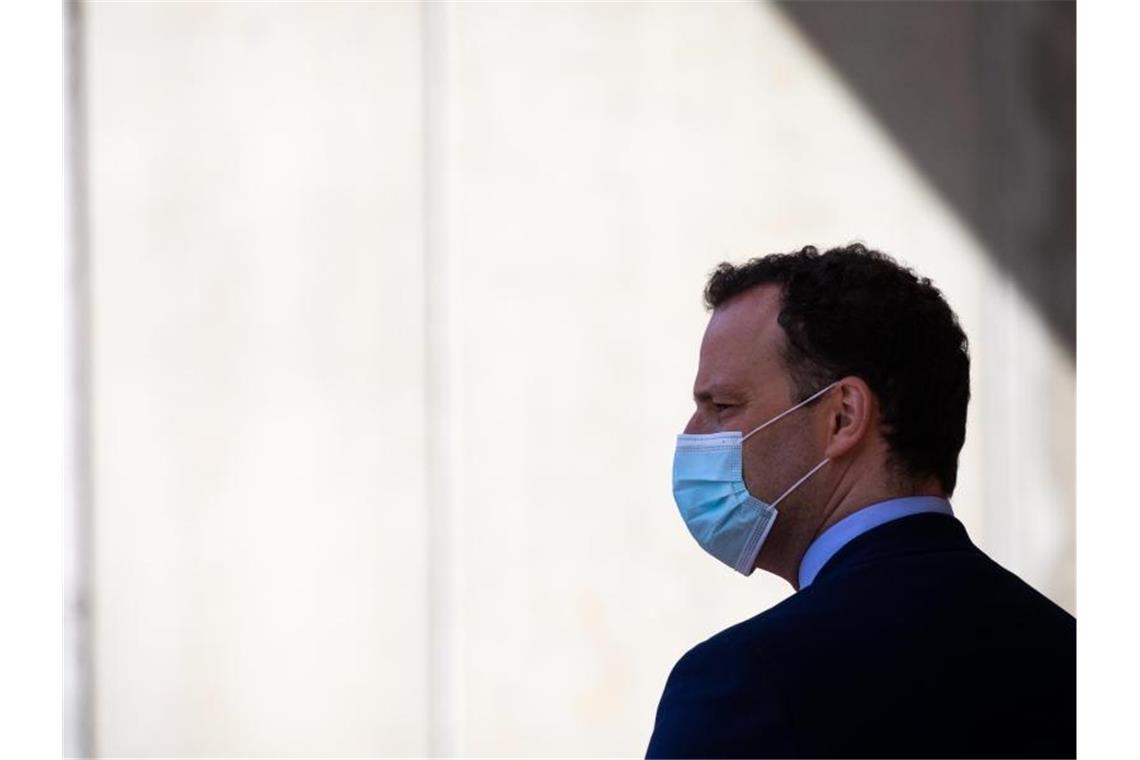 Schutzmasken: 48 Lieferanten klagen gegen Bundesregierung Gesundheitsminister Jens Spahn mit Mundschutz. Foto: Christian Charisius/dpa