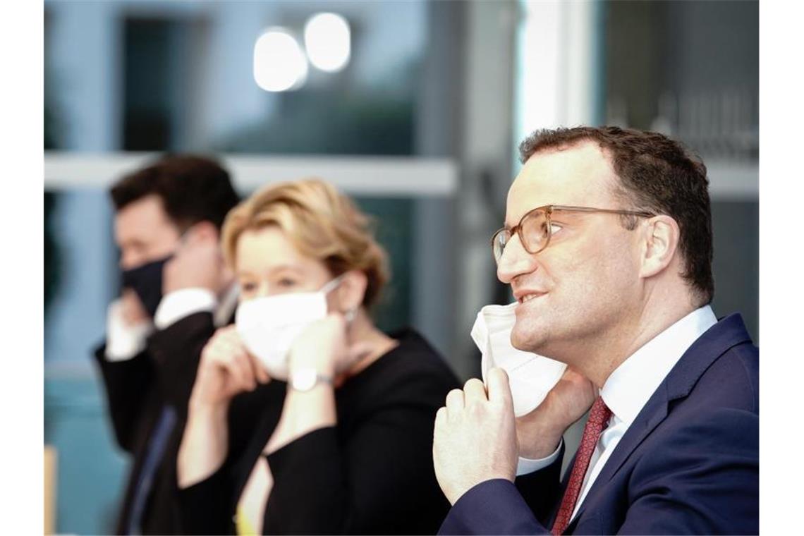 Gesundheitsminister Jens Spahn (r-l, CDU), Familienministerin Franziska Giffey (SPD) und Arbeitsminister Hubertus Heil (SPD) in Berlin. Foto: Kay Nietfeld/dpa-Pool/dpa