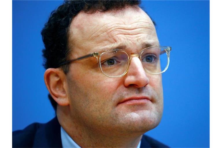 Gesundheitsminister Jens Spahn sieht in der Corona-Krise noch einige harte Wochen. Foto: Fabrizio Bensch/Reuters Pool/dpa