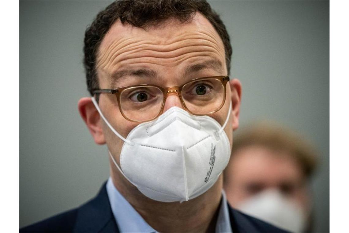 Gesundheitsminister Jens Spahn will die neuen wissenschaftlichen Erkenntnisse zum Risiko durch Geimpfte zeitnah mit seinen Länderkollegen besprechen. Foto: Michael Kappeler/dpa-Pool/dpa