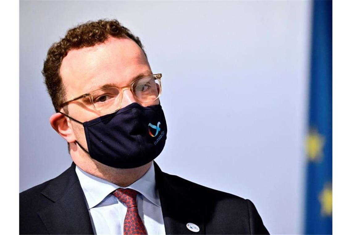 Künftig Corona-Testpflicht bei Einreise aus Risikogebieten Gesundheitsminister Jens Spahn will eine Testpflicht für Rückkehrer aus Risikogebieten anordnen. Foto: Tobias Schwarz/AFP Pool/dpa