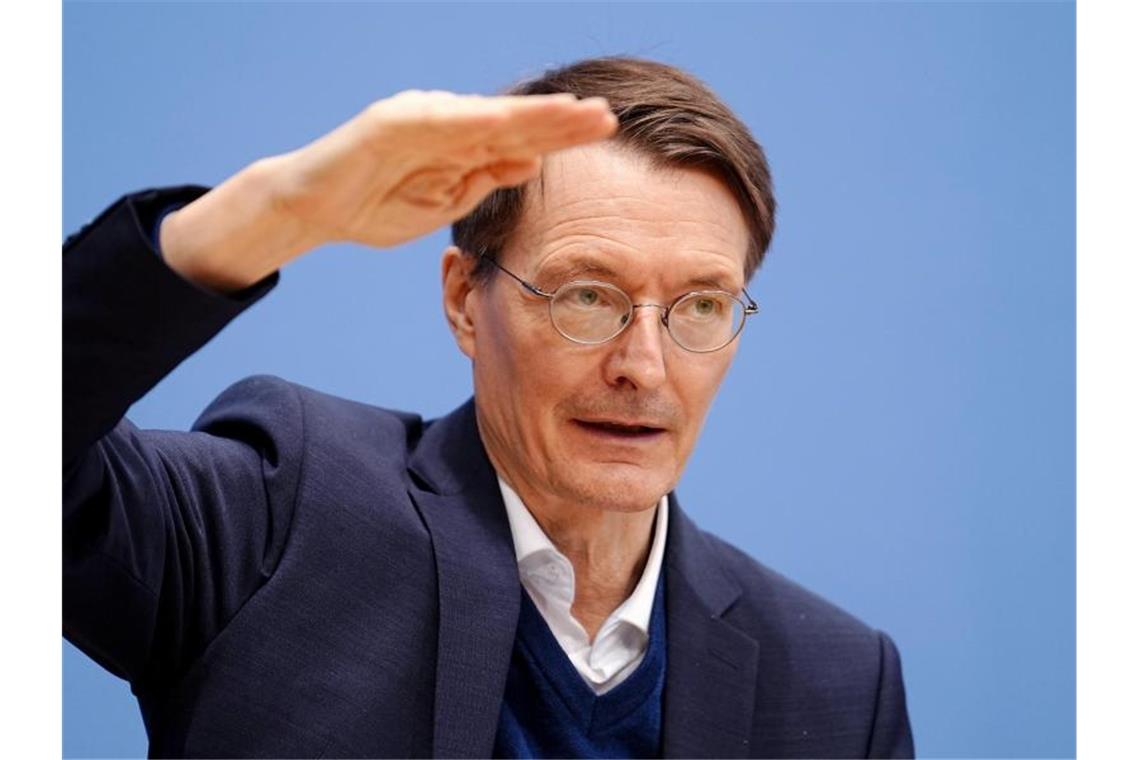 Virologe: Omikron nicht „mild“ - Kliniken vor neuer Welle Gesundheitsminister Karl Lauterbach äußert sich in der Bundespressekonferenz zur aktuellen Corona-Lage. Foto: Kay Nietfeld/dpa