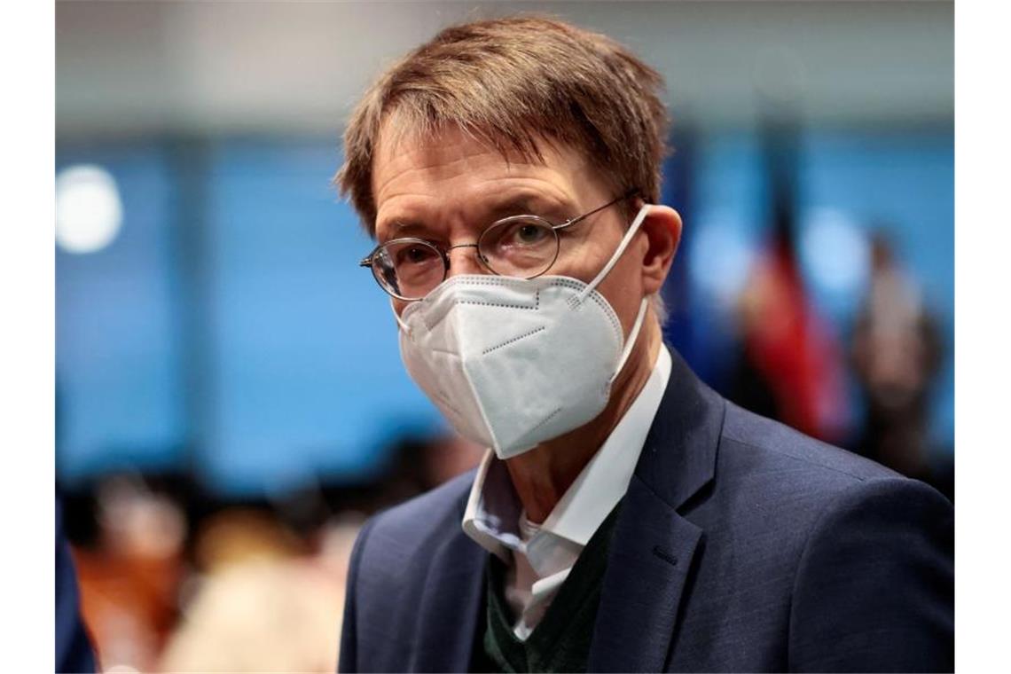 Lauterbach verteidigt allgemeine Impfpflicht Gesundheitsminister Karl Lauterbach befürwortet die Impfpflicht auch für den Kampf gegen Omikron. Foto: Hannibal Hanschke/Reuters/Pool/dpa