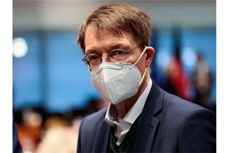 Gesundheitsminister Karl Lauterbach befürwortet die Impfpflicht auch für den Kampf gegen Omikron. Foto: Hannibal Hanschke/Reuters/Pool/dpa