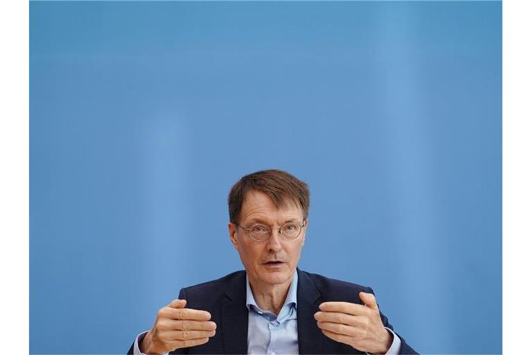 Gesundheitsminister Karl Lauterbach ist in Sorge wegen der Omikron-Variante. Foto: Kay Nietfeld/dpa