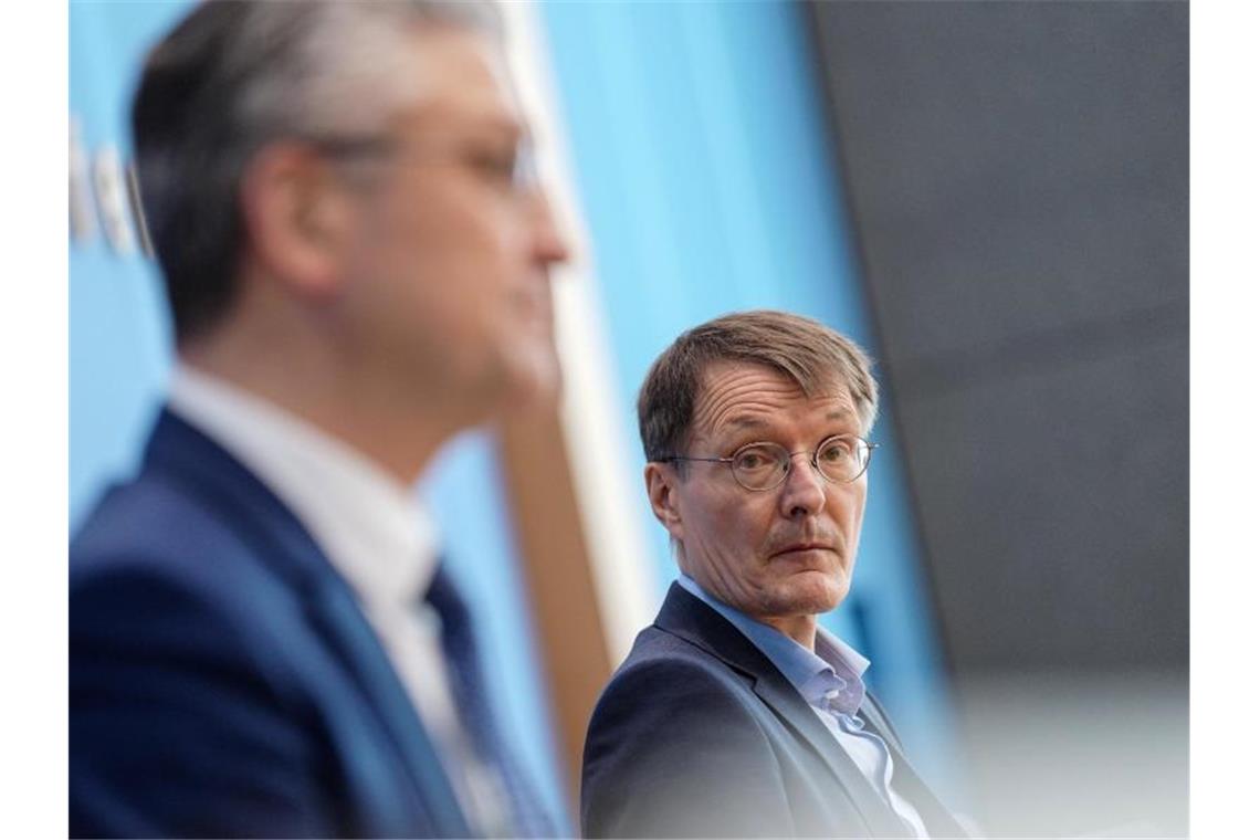 Lauterbach optimistisch: „Werden Rückgang der Fälle sehen“ Gesundheitsminister Karl Lauterbach (r) neben RKI-Präsident Lothar Wieler. Foto: Kay Nietfeld/dpa