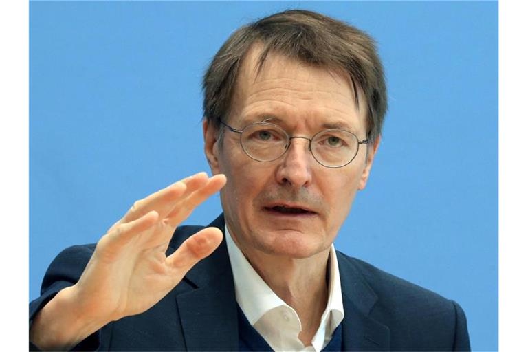 Gesundheitsminister Karl Lauterbach (SPD) geht davon aus, dass es für einen der Anträge für eine allgemeine Corona-Impfpflicht eine Mehrheit geben wird. Foto: Wolfgang Kumm/dpa