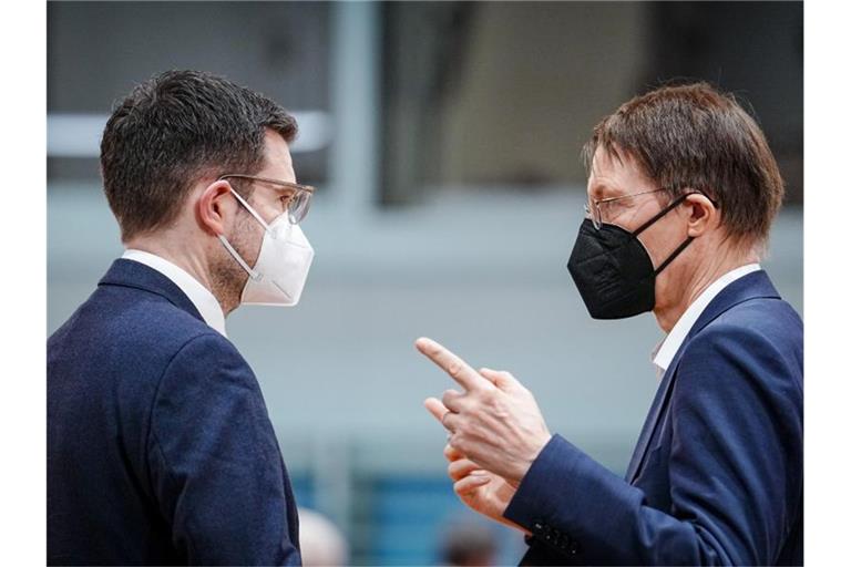 Gesundheitsminister Karl Lauterbach (SPD) und Justizminister Marco Buschmann (l, FDP) bei einer Sitzung des Bundeskabinetts im Bundeskanzleramt. Foto: Kay Nietfeld/dpa-Pool/dpa