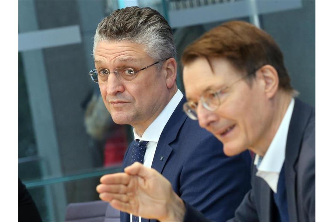 Lauterbach: Omikron-Welle „gut in Kontrolle“