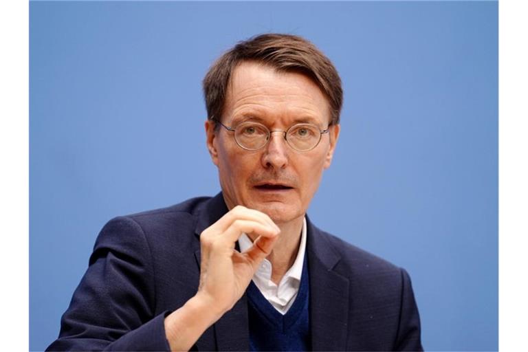 Gesundheitsminister Lauterbach geht davon aus, dass es weitere Varianten geben wird, weil es weltweit noch zu viele Menschen gibt, die sich infizieren könnten. Foto: Kay Nietfeld/dpa