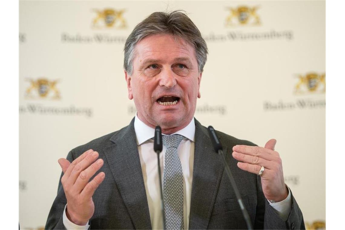 Lucha: Corona-Erkrankte sind im Schnitt 47 Jahre alt Gesundheitsminister Manne Lucha. Foto: Sebastian Gollnow/dpa/Archivbild