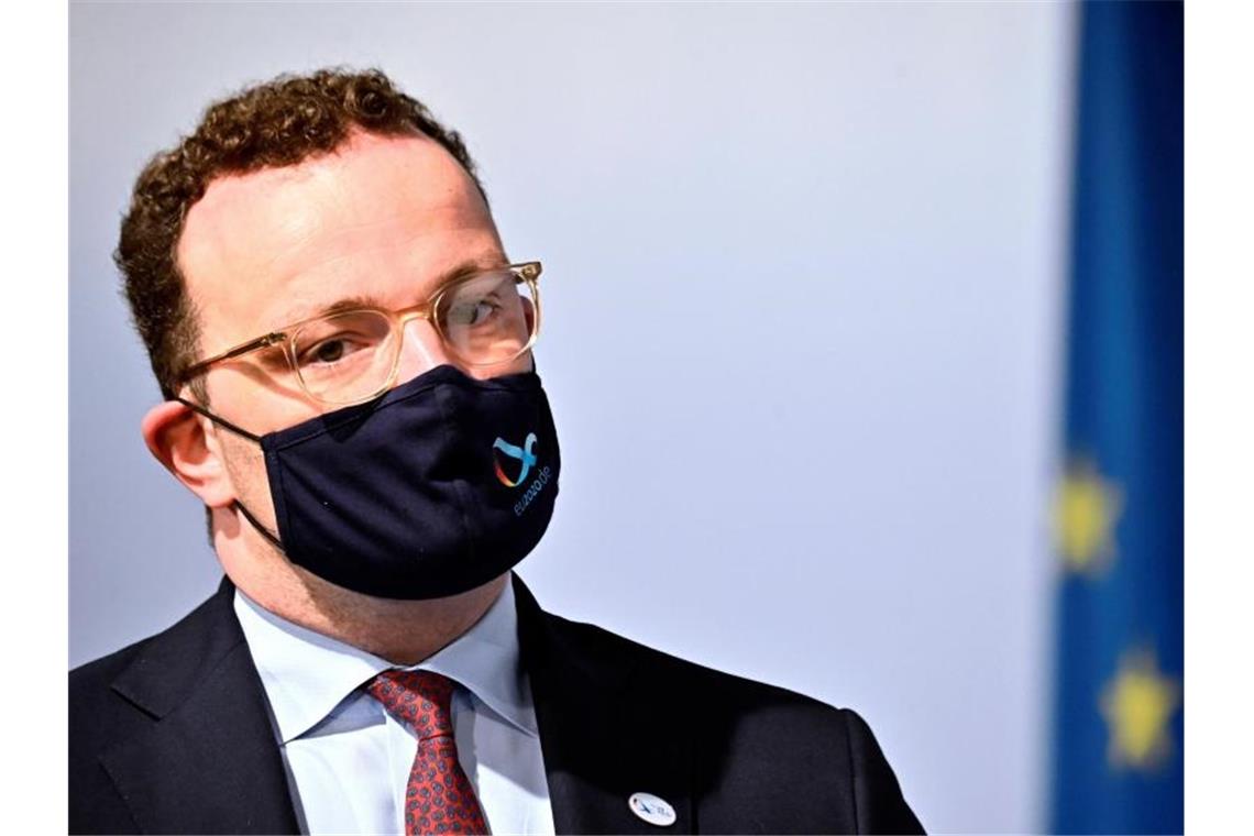 Spahn verteidigt kostenfreie Corona-Tests Gesundheitsminister Spahn betont, dass die Testpflicht allein für Rückkehrer aus Risikoländern gelten soll. Foto: Tobias Schwarz/AFP Pool/dpa